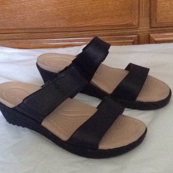 crocs dual comfort sandals